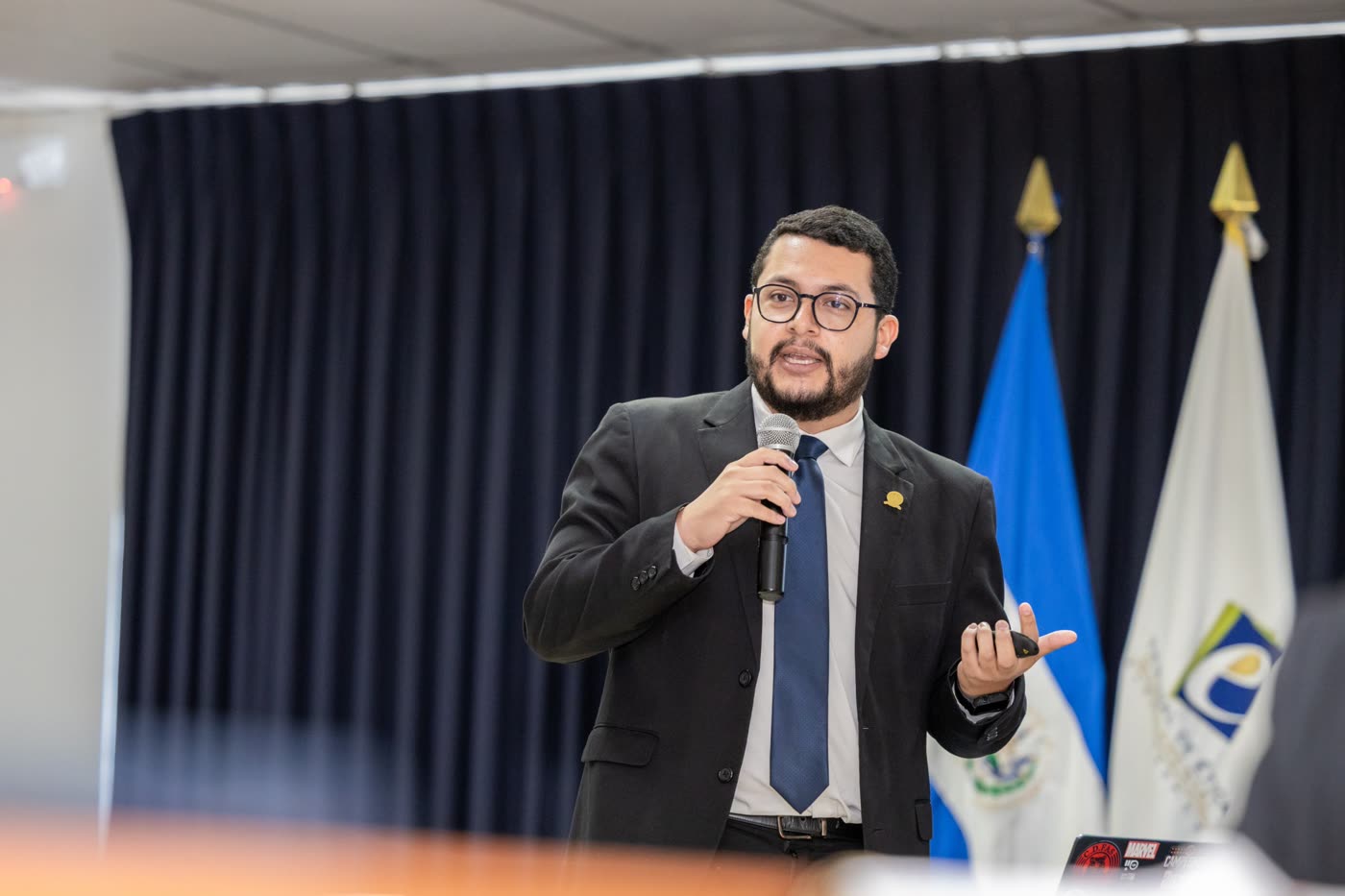 Paolo Morán dando una capacitación con micrófono frente a un público