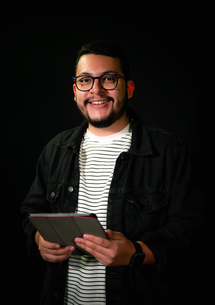 Retrato de Paolo Morán con lentes y chaqueta de mezclilla negra