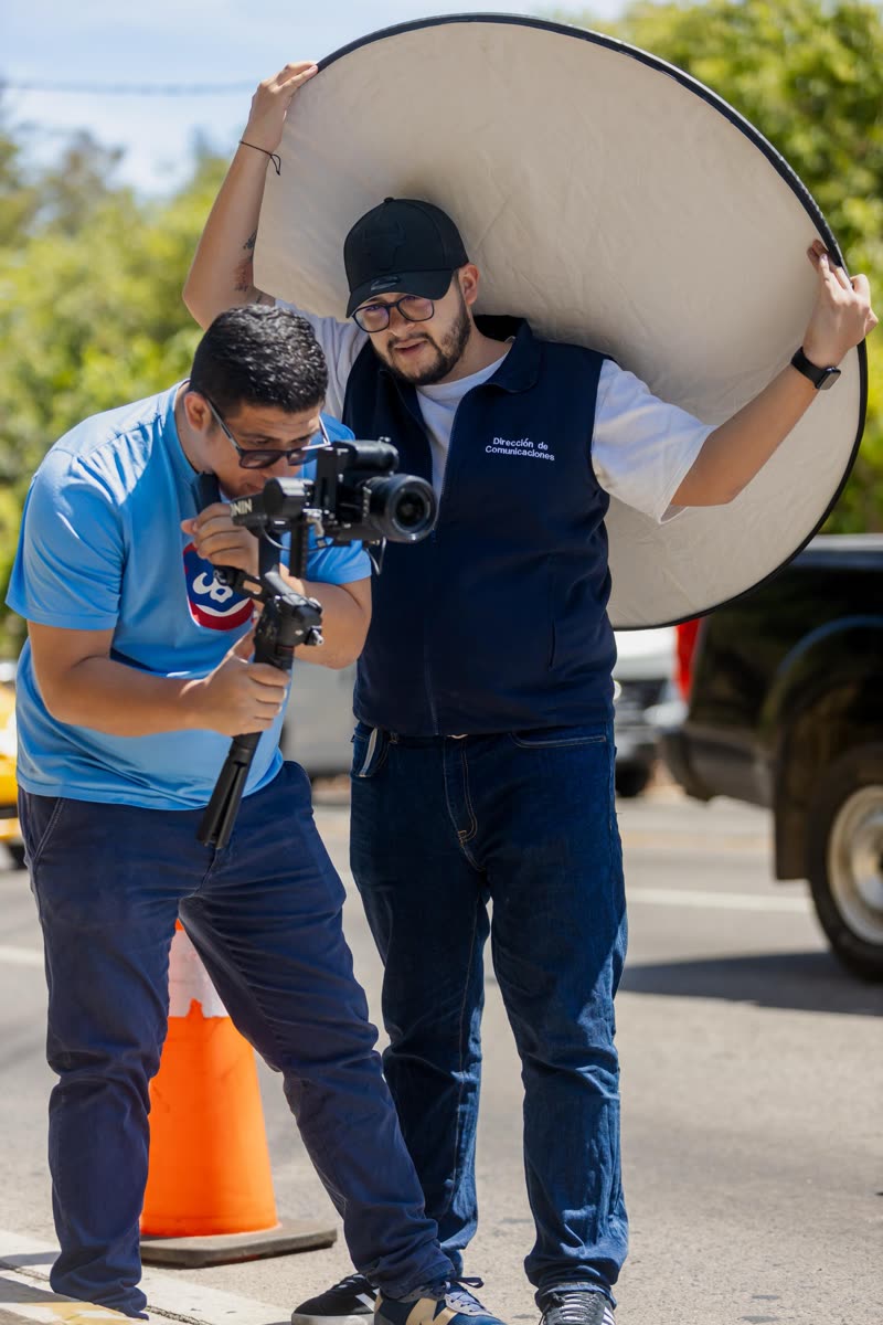 Paolo sosteniendo un reflector durante una grabación con su equipo