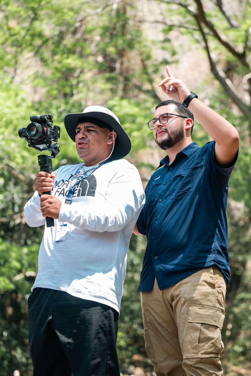 Paolo dirigiendo una toma junto a un camarógrafo en exteriores